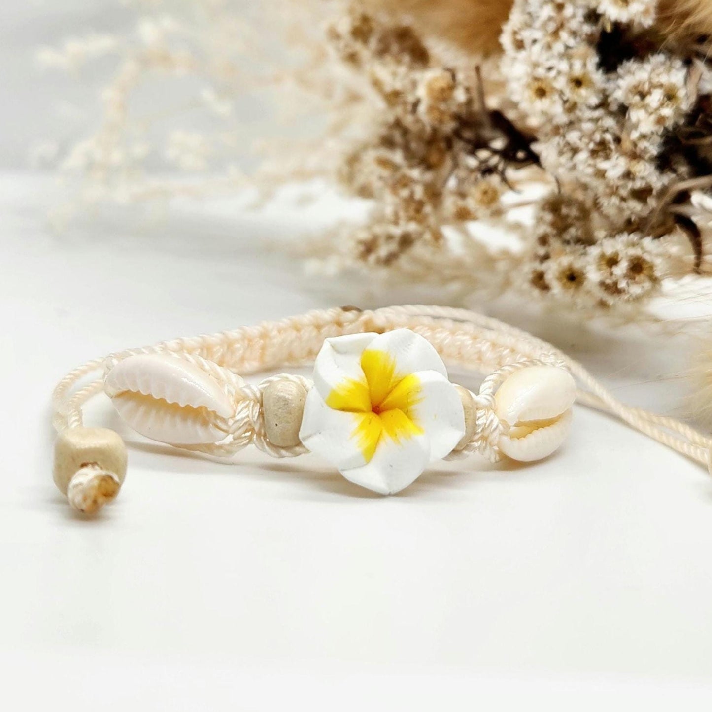 Bracelet Vaiana / Beige / Perles en bois naturel / Fleur de tiaré en argile polymère / Coquillage / Macramé