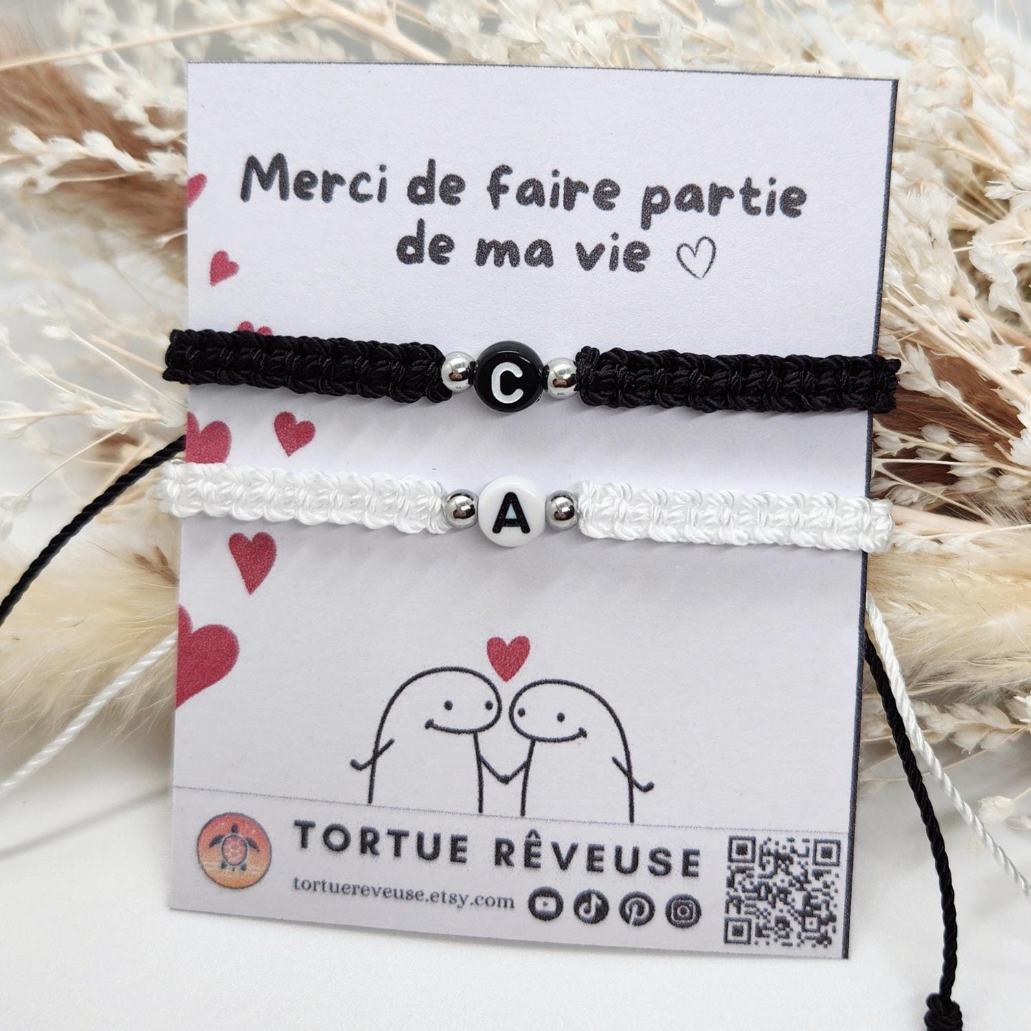 Les bracelets en macramé pour couple, personnalisés avec les initiales des prénoms, sont un symbole intime de l'amour et de l'engagement. Tissés à la main avec du fil de nylon, ils offrent un design élégant et durable. Ces bracelets, parfaits pour des occasions comme un anniversaire ou la Saint-Valentin, deviennent un souvenir précieux du lien unique entre les partenaires. Leur aspect naturel et fait main ajoute une touche bohème intemporelle à chaque tenue, symbolisant complicité et amo