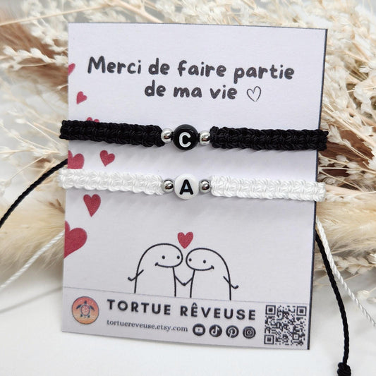 Les bracelets en macramé pour couple, personnalisés avec les initiales des prénoms, sont un symbole intime de l'amour et de l'engagement. Tissés à la main avec du fil de nylon, ils offrent un design élégant et durable. Ces bracelets, parfaits pour des occasions comme un anniversaire ou la Saint-Valentin, deviennent un souvenir précieux du lien unique entre les partenaires. Leur aspect naturel et fait main ajoute une touche bohème intemporelle à chaque tenue, symbolisant complicité et amo