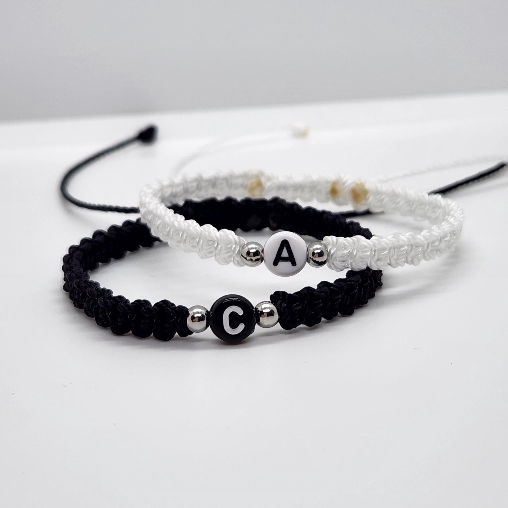 Bracelets initiales lettres pour couple Fait main / Noir et Blanc / Acier inoxydable / Macramé / Résistant à l'eau