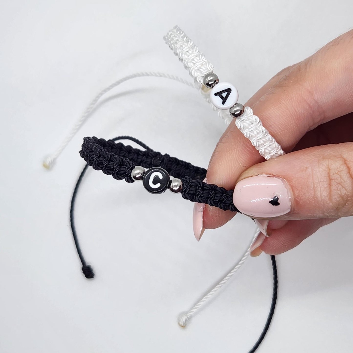 Bracelets initiales lettres pour couple Fait main / Noir et Blanc / Acier inoxydable / Macramé / Résistant à l'eau