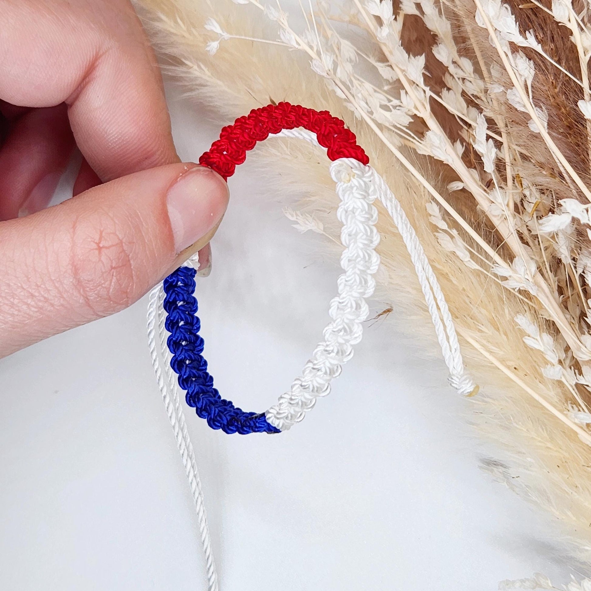 Bracelet France drapeau tricolore Fait Main / Bleu Blanc Rouge / Macramé / Ajustable / Résistant à l'eau