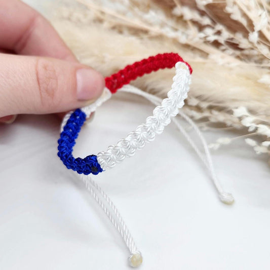 Affichez fièrement les couleurs de la France avec notre bracelet fait main en fil de nylon macramé tricolore ! Bleu, blanc, rouge, il allie style et patriotisme avec une touche artisanale unique. Résistant et ajustable, il s’adapte à tous les poignets pour un confort optimal. Que ce soit pour soutenir une équipe, célébrer un événement ou simplement afficher votre amour pour la France, ce bracelet est le symbole parfait de votre fierté tricolore ! 🇫🇷✨