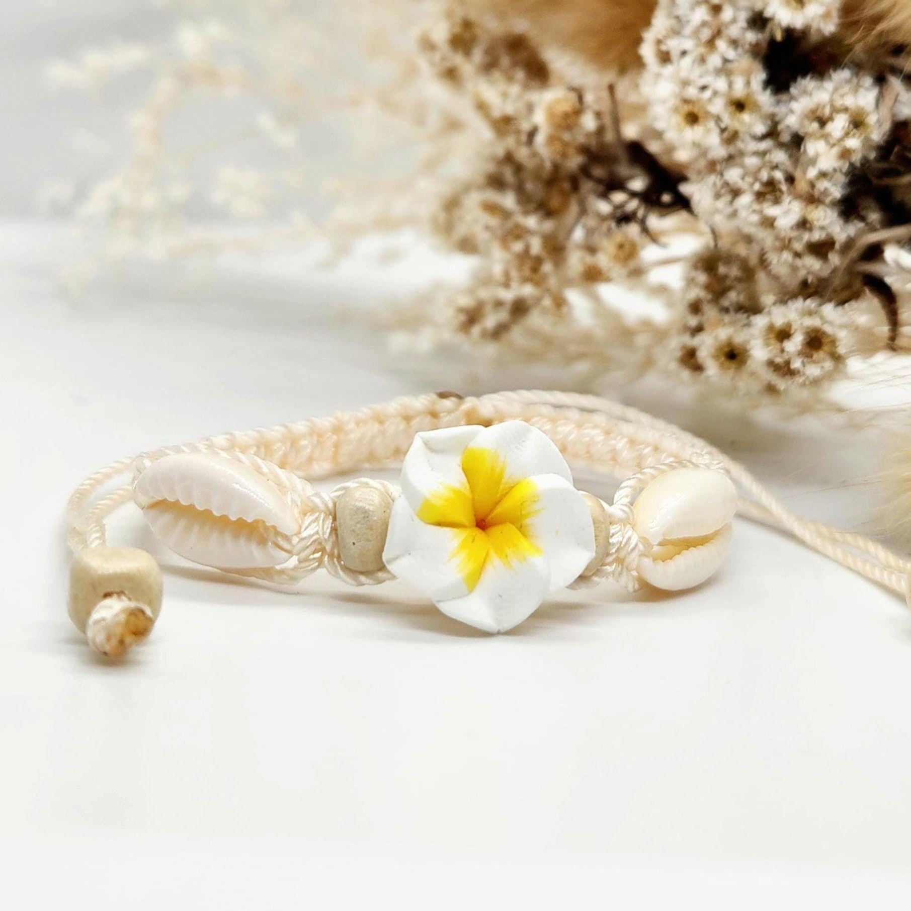 Bracelet Vaiana / Beige / Perles en bois naturel / Fleur de tiaré en argile polymère / Coquillage / Macramé